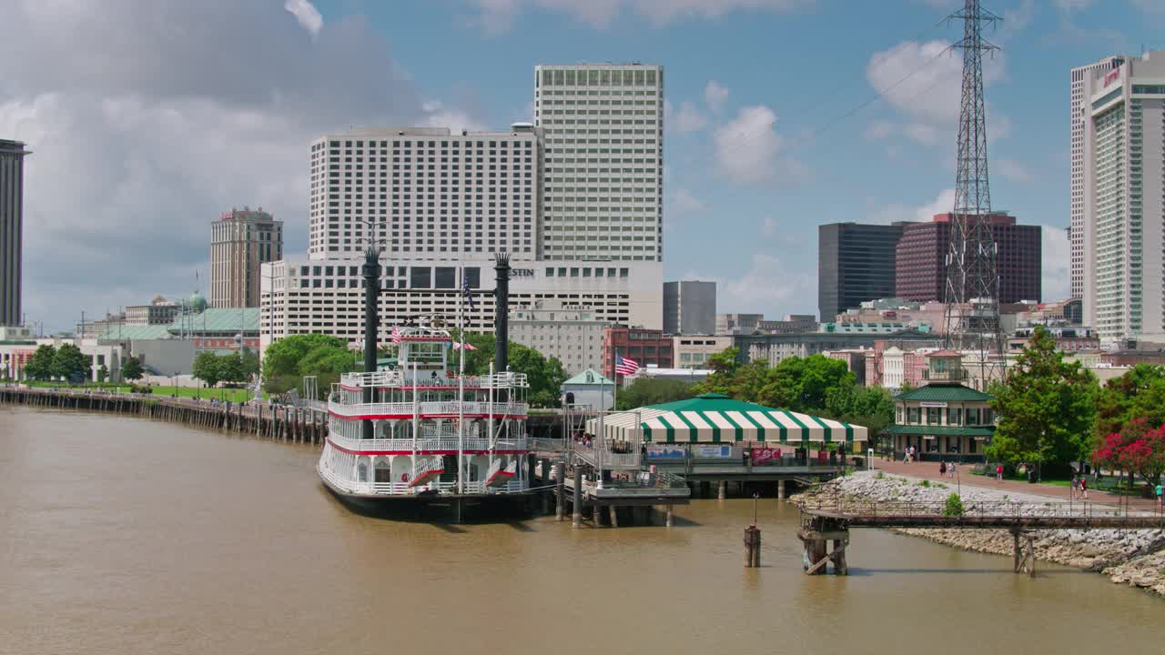 无人机飞过停泊在新奥尔良的明轮船视频下载