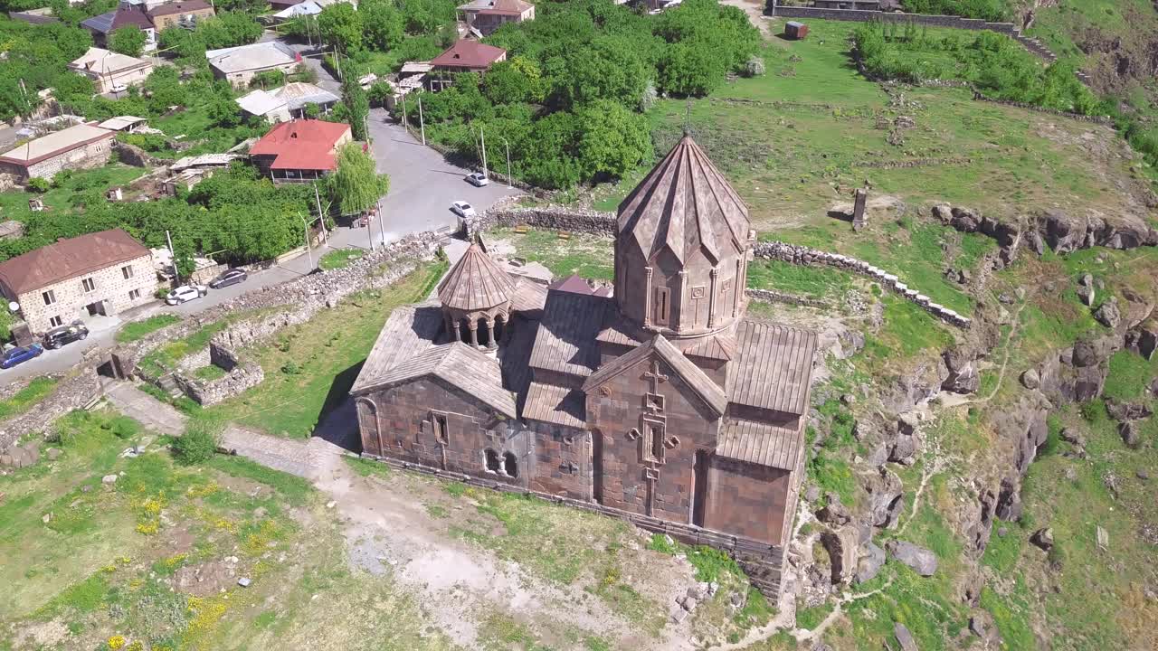 亚美尼亚Hovhannavank修道院和教堂的鸟瞰图，位于一个风景如画的地方。对比度强，添加薄膜颗粒过滤。视频下载