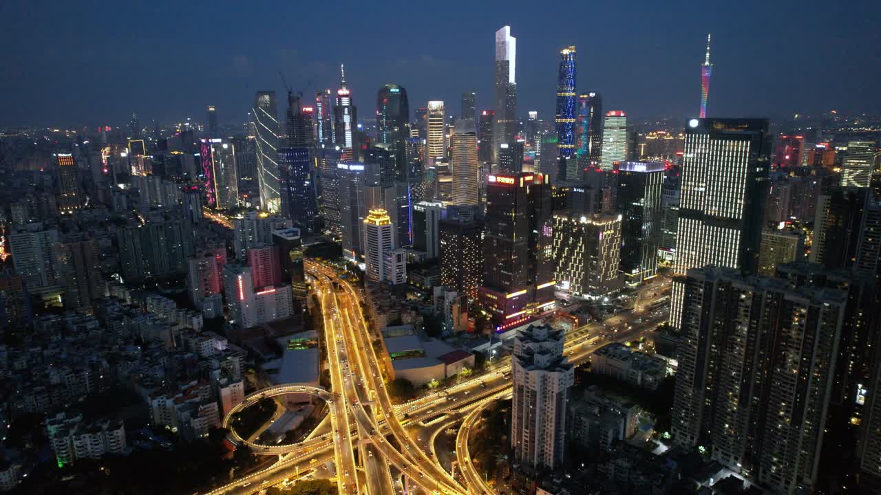 放大城市摩天大楼的夜景视频素材