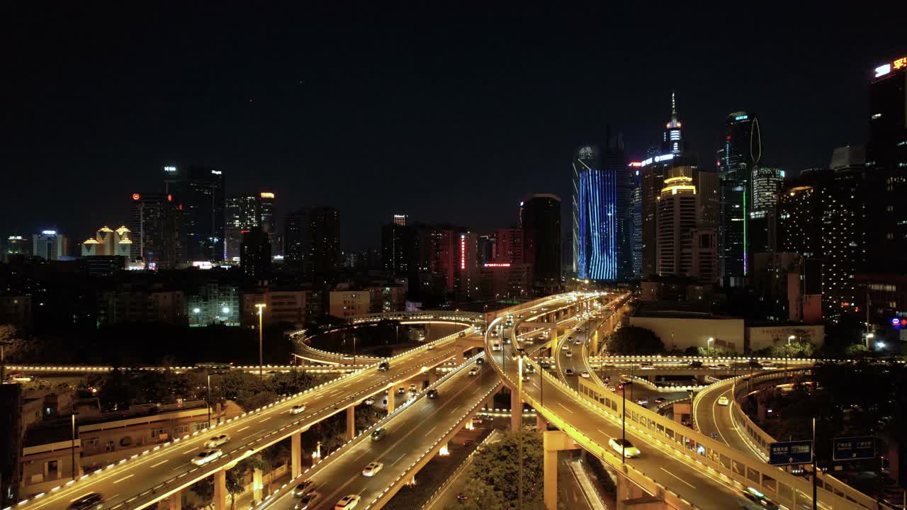 城市立交桥在夜晚的倾斜视图视频素材