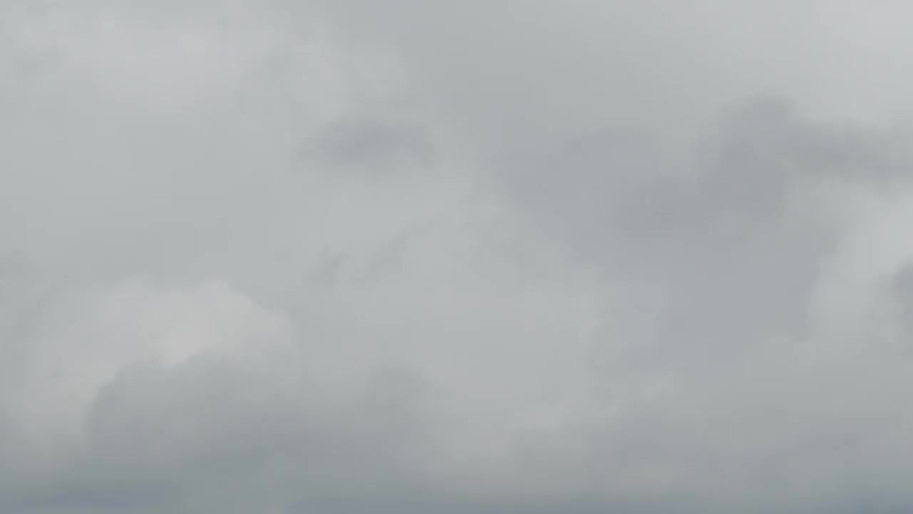 在深灰色多云多风的日子里，4k飞机飞机在伦敦希思罗机场降落的近距离跟踪镜头视频素材