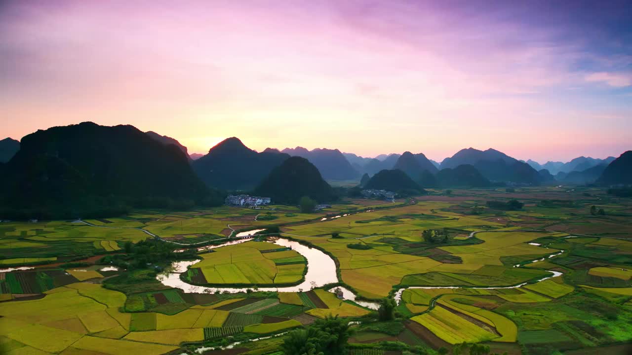 中国的乡村和周围的日落景色的时间推移视频素材