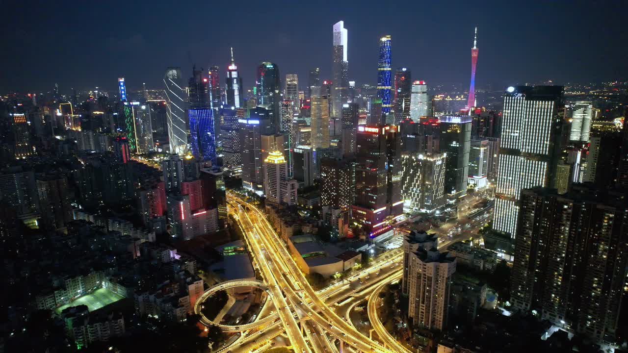 放大城市摩天大楼的夜景视频素材