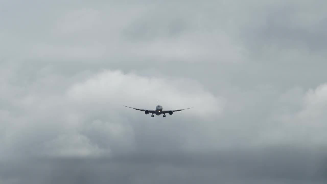 4k正面近距离跟踪拍摄的飞机航班低空降落在伦敦希思罗机场LHR在深灰色多云多风的日子视频素材