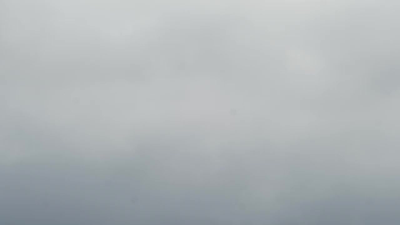 4k正面近距离跟踪拍摄的飞机飞行在伦敦希思罗机场LHR在深灰色多云有风的日子复制空间。4k正面近距离跟踪拍摄的飞机航班降落在伦敦希思罗机场LHR在深灰色多云有风的日子复制空间视频素材