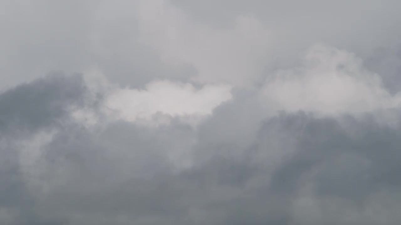 在深灰色多云多风的日子里，4k飞机飞机在伦敦希思罗机场降落的近距离跟踪镜头视频素材