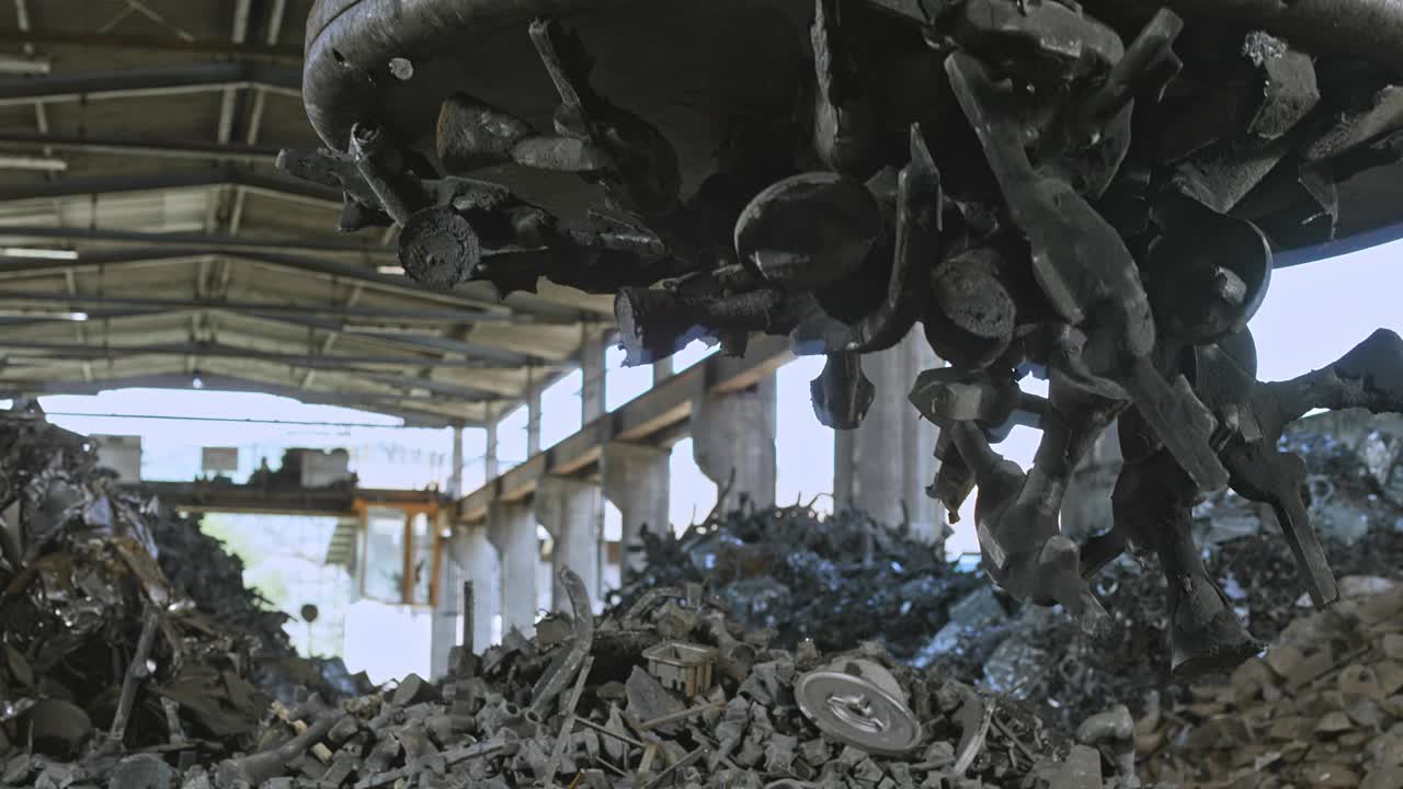 废金属被卸入金属碎纸机视频素材