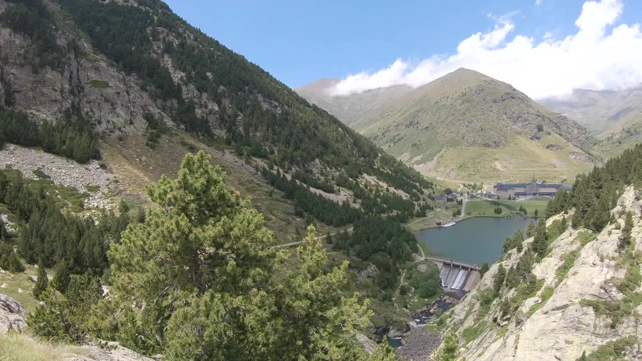 位于西班牙比利牛斯山的一个非常漂亮的山谷(山谷名叫瓦利德努里亚谷)视频下载