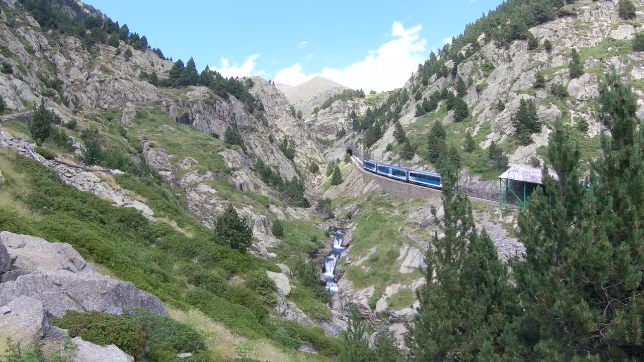 齿轮铁路在努里亚加泰罗尼亚比利牛斯山谷，西班牙的加泰罗尼亚视频下载