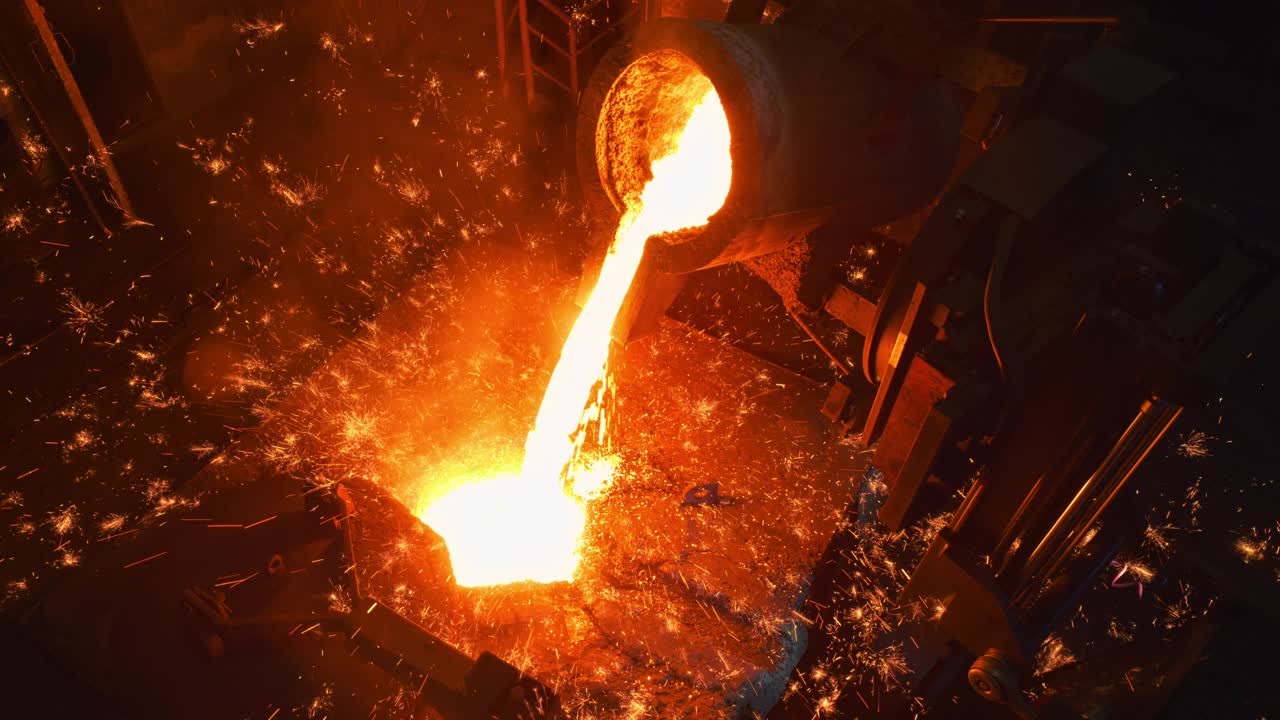 熔化的金属在铸造厂注入铸件时飞溅的火花视频素材