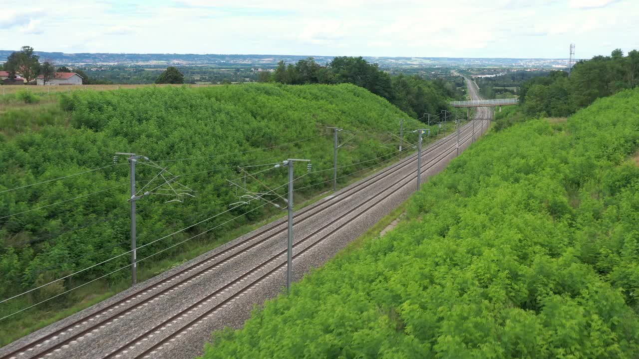 法国，法国TGV高速列车通过田野和桥下，无人机鸟瞰图视频素材
