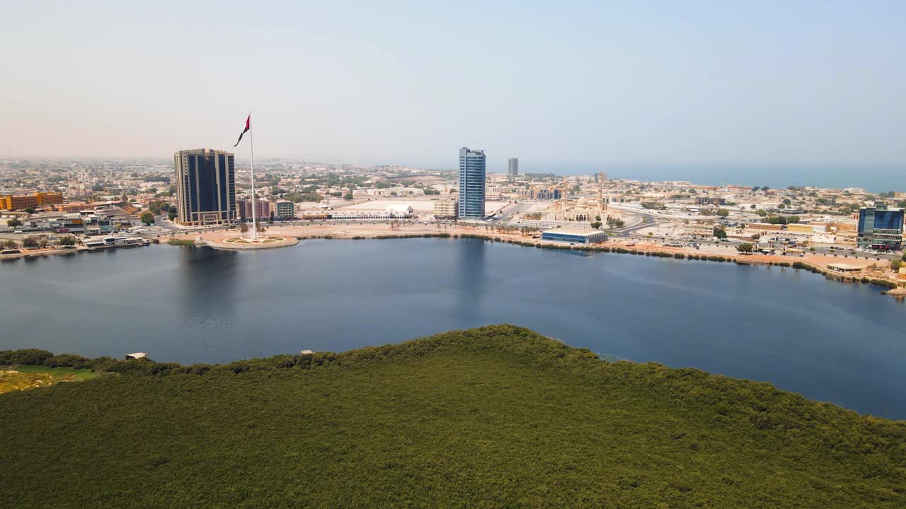 Ras al Khaimah海滨和阿联酋市中心的空中城市景观，地标性的天际线上升在红树林和被海边和海岸线包围的海湾水域在阿拉伯联合酋长国鸟瞰图视频素材