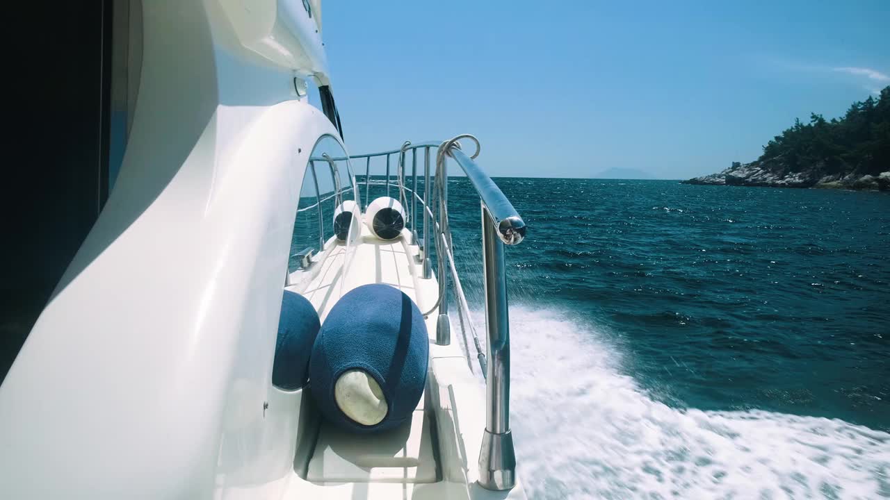 从帆船上拍摄的POV。视频素材