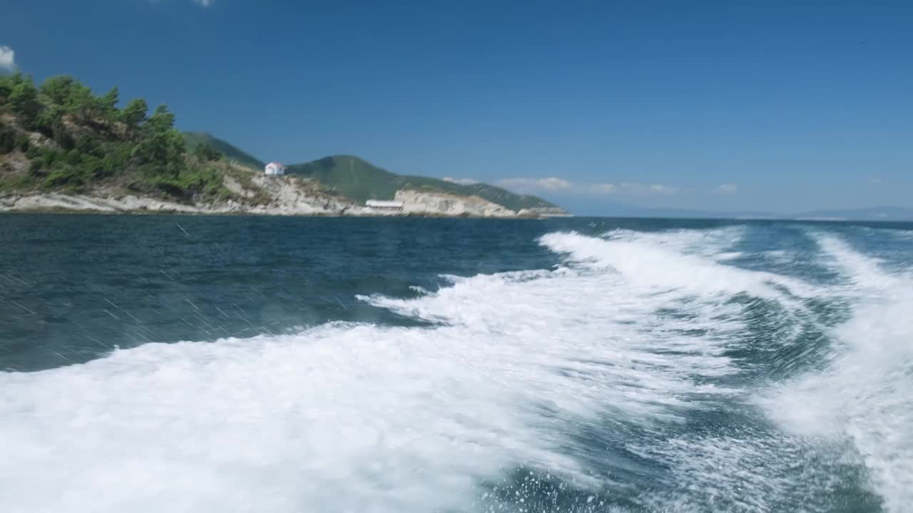 从海上快速航行的游艇上拍摄的POV。视频素材