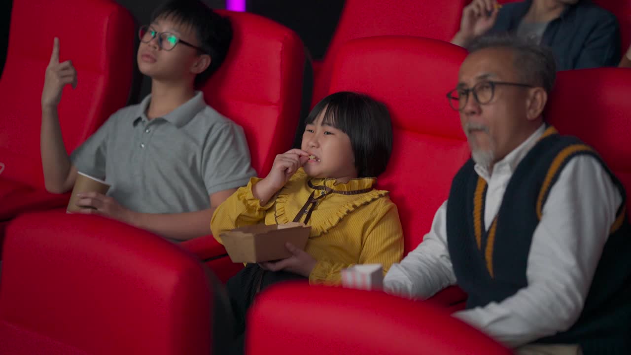 一位活跃的亚洲华人老人和他的孙辈们喜欢在电影院看电影视频下载