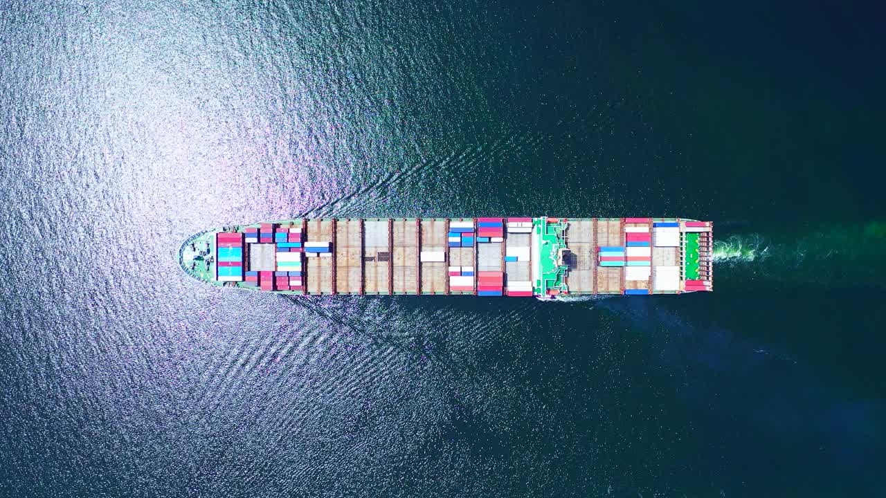 在海上航行的货船的俯视图视频下载