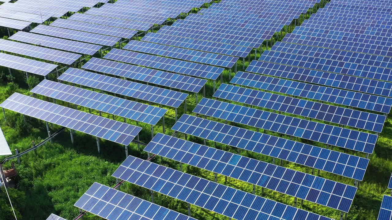 太阳能农场太阳能板反射阳光工业工厂的4K鸟瞰图。视频下载