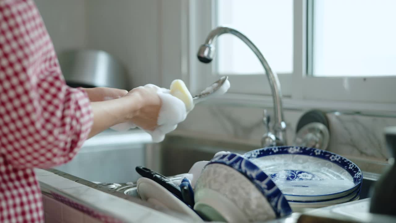 在家里洗碗的女人。视频下载