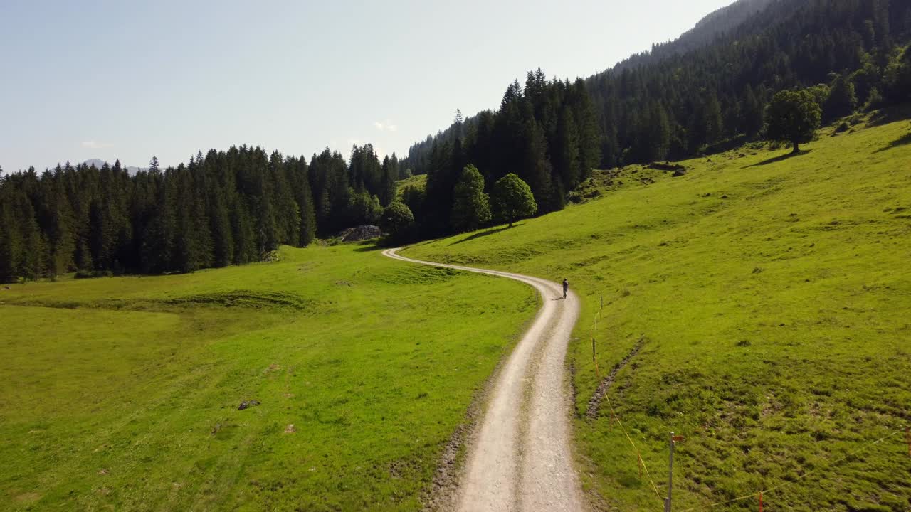 在瑞士阿尔卑斯山骑山地自行车视频素材