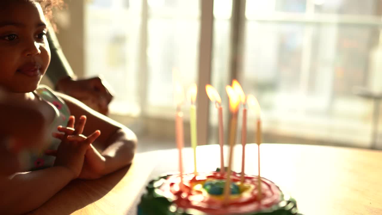 家人在家里庆祝女孩的生日视频素材