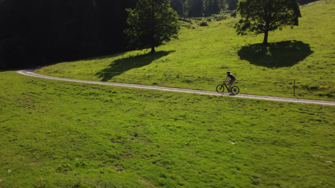 在瑞士阿尔卑斯山骑山地自行车视频下载