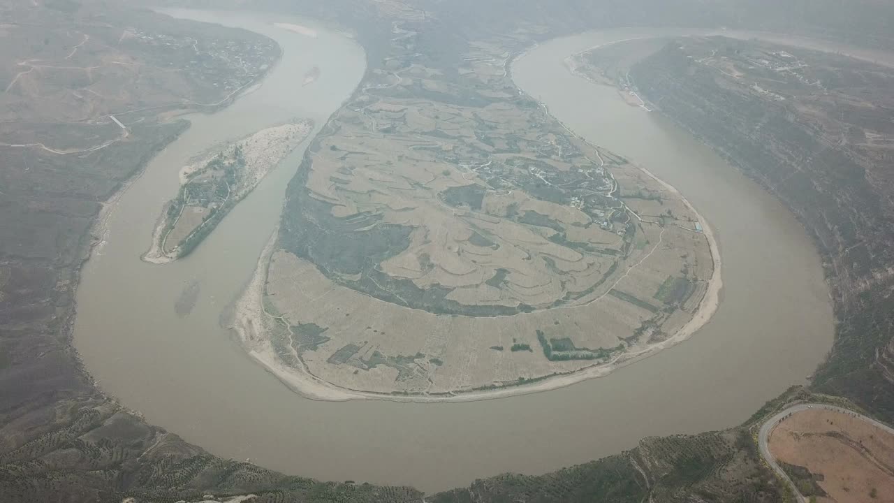 鸟瞰图的黄河(黄河)带在陕西省，中国视频素材