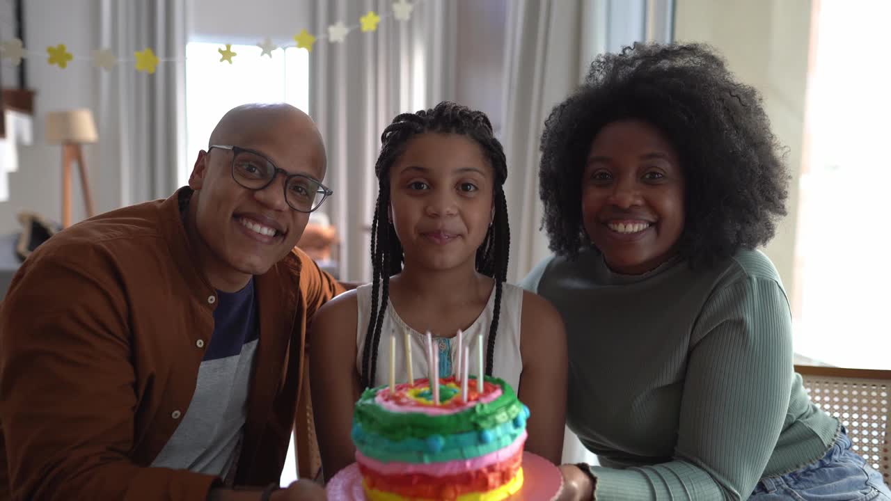 幸福家庭的肖像庆祝女孩的生日在家里视频素材