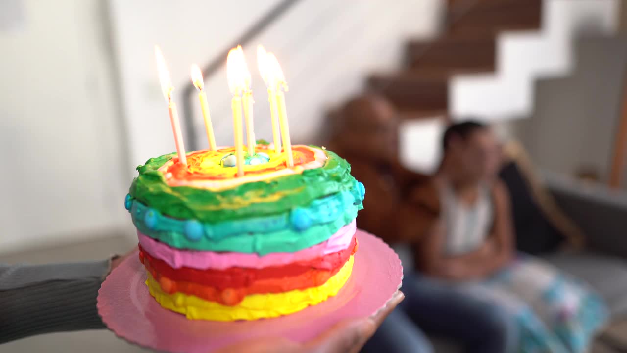 家人在家里用生日蛋糕给女孩惊喜视频素材