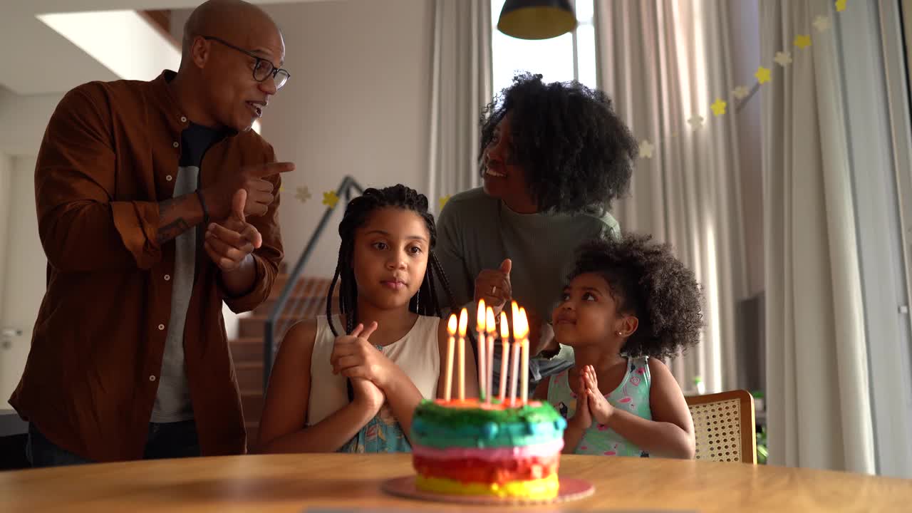 家人在家里庆祝生日视频素材