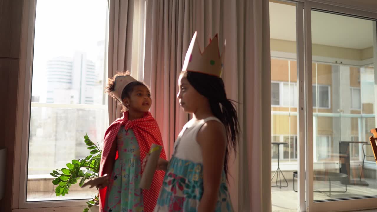 姐妹们在家里玩剑，戴王冠视频素材