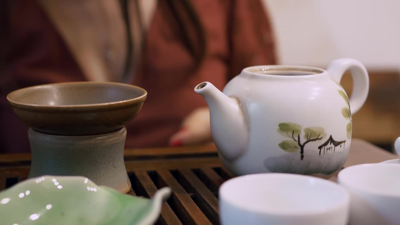 茶道，将开水倒入茶壶中冲泡。中国的绿茶是按照东方最好的传统制作的。茶具放在木托盘上视频素材