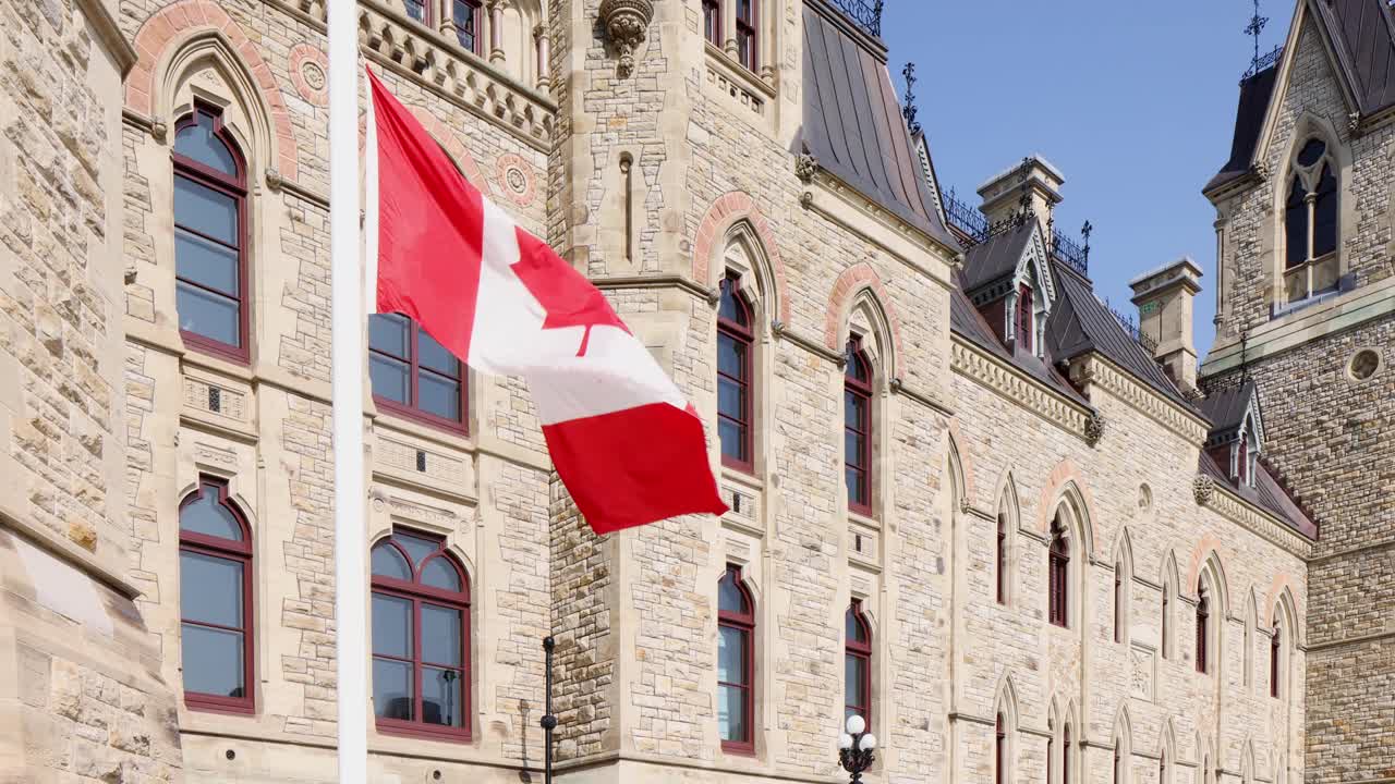 加拿大议会大厦前降半旗致哀视频下载