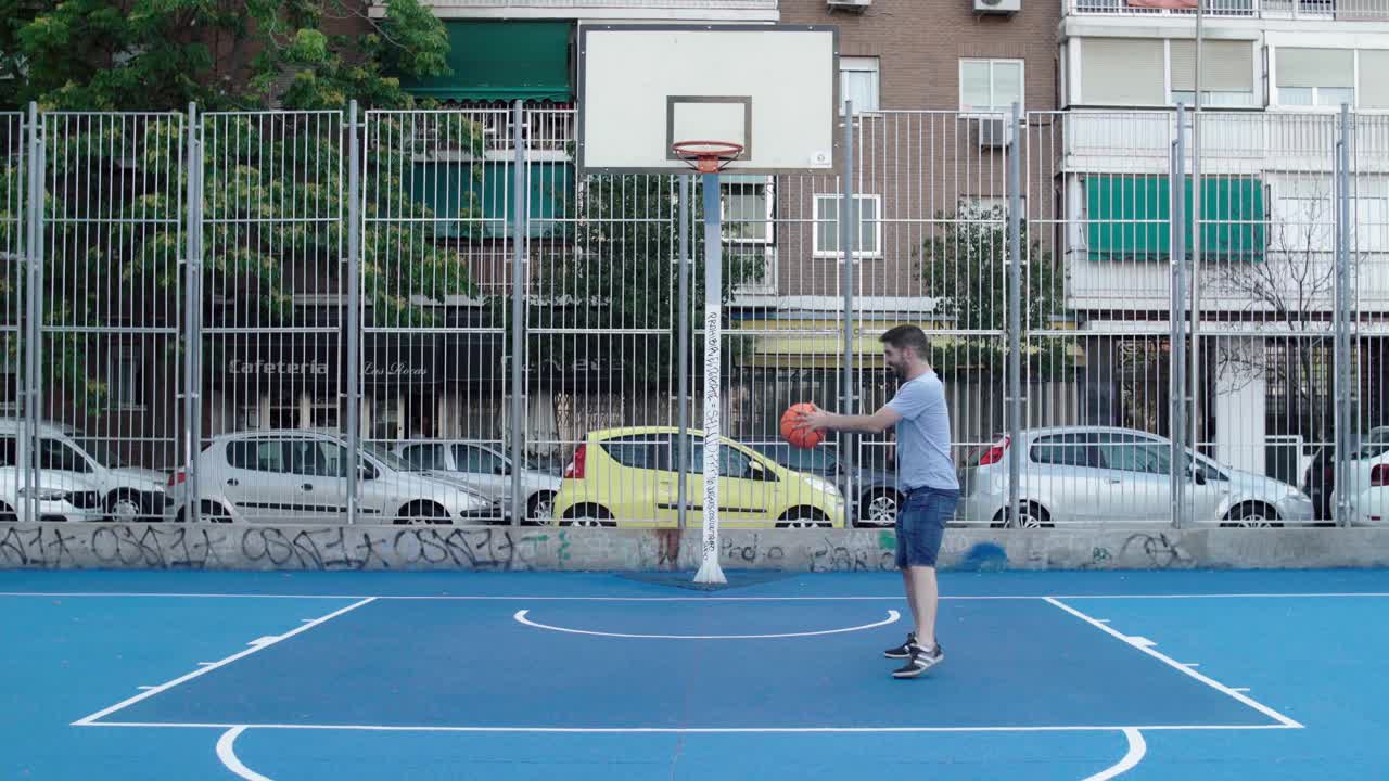 一个残疾人和一个玩街球的朋友视频下载