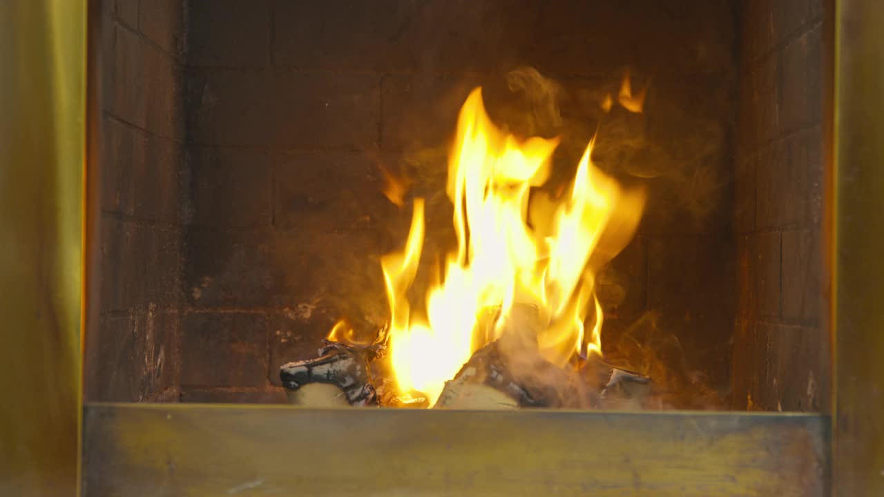 近距离拍摄壁炉和木材燃烧。从房子里的耐火砖上烧木柴到石头壁炉里视频素材
