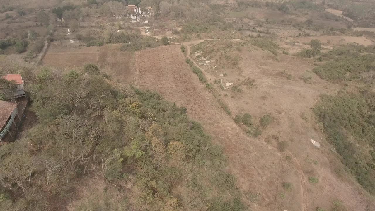 无人机在山顶拍摄的佛教寺庙视频素材