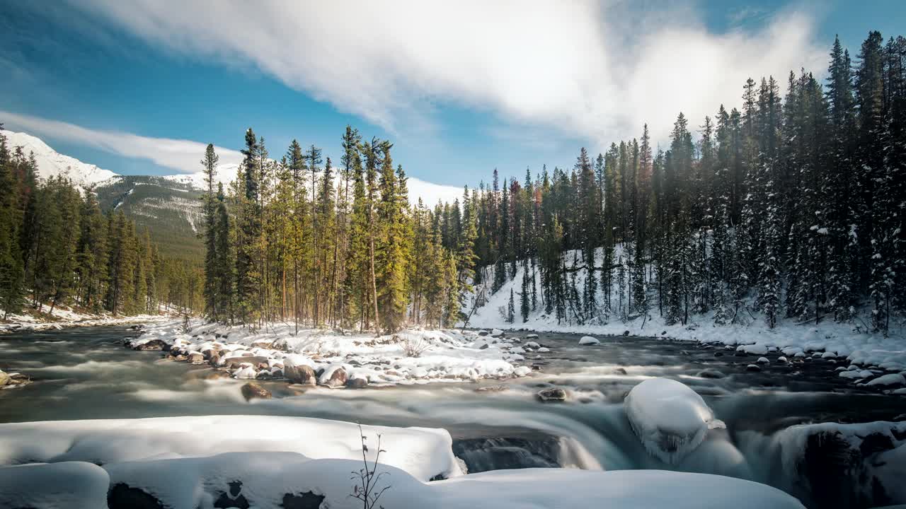 时间流逝冬季阳光明媚的冬湖，加拿大阿伯塔视频下载