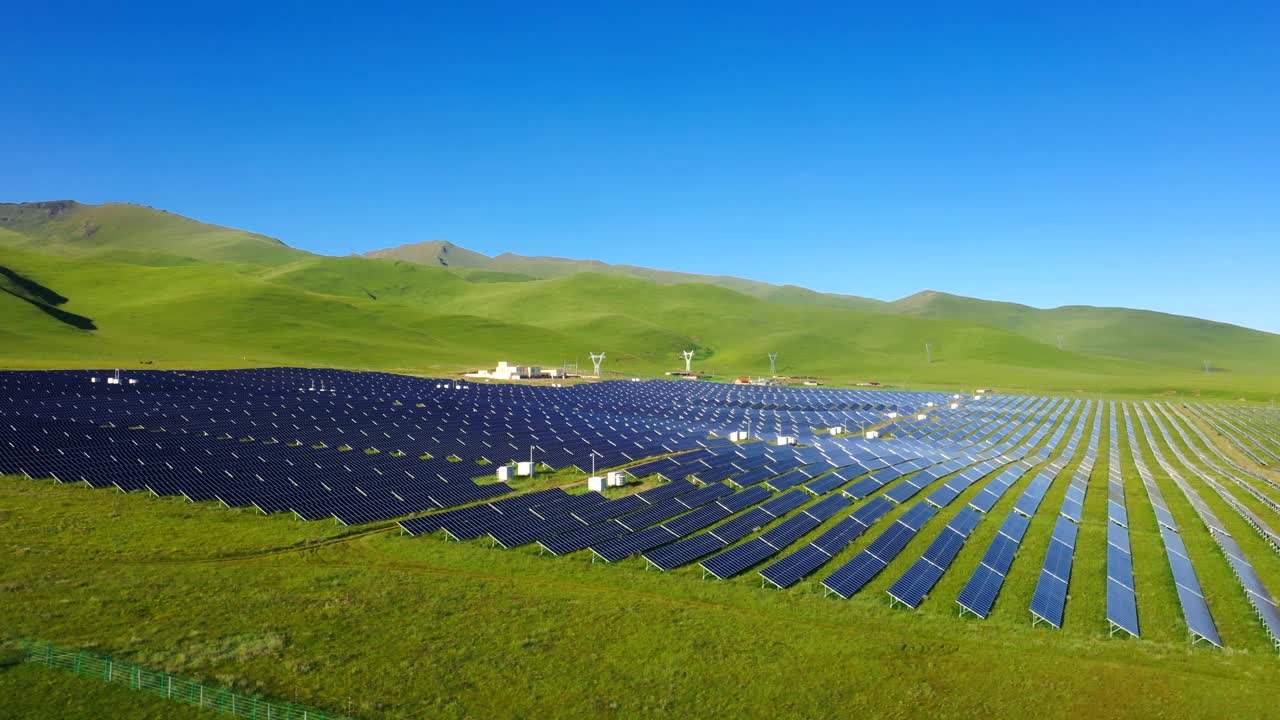草原上的太阳能发电站视频下载
