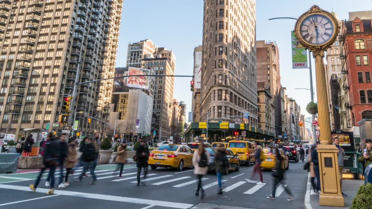 美国纽约市，曼哈顿，高峰时间，Flatiron大楼与行人和交通路口的时间流逝视频下载