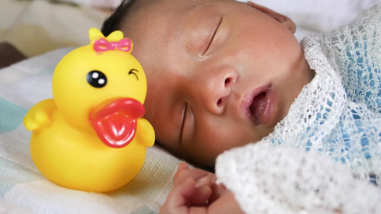 可爱的新生儿婴儿睡眠视频下载