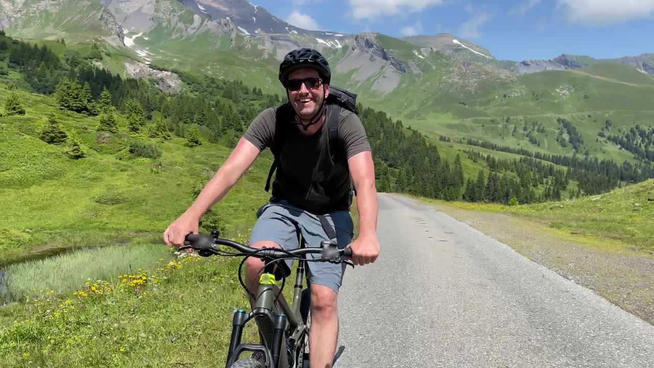 在瑞士阿尔卑斯山骑山地自行车视频素材