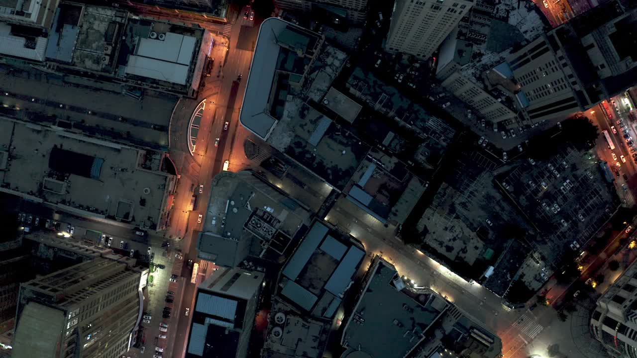 PAN/夜景交通环岛鸟瞰图。视频素材