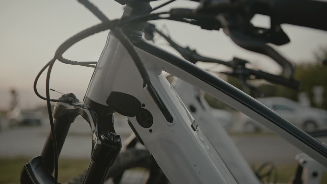 这对陌生的夫妇把他们的电动自行车插在充电站上视频素材