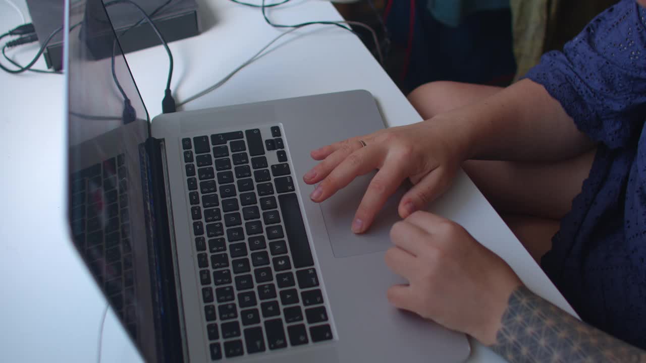 桌上工作的概念。自由职业者女人的手使用笔记本电脑键盘。视频素材