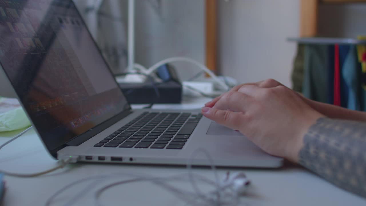自由职业者女人的手使用笔记本电脑键盘。聚焦在显示器上。视频素材