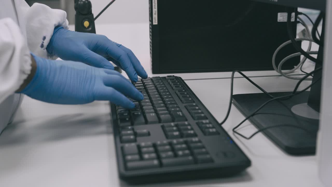 一名不知名的科学家在实验室进行医学研究时使用电脑的4k视频片段视频下载