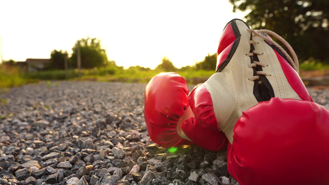 男子拳击手在户外公园的日落训练视频素材