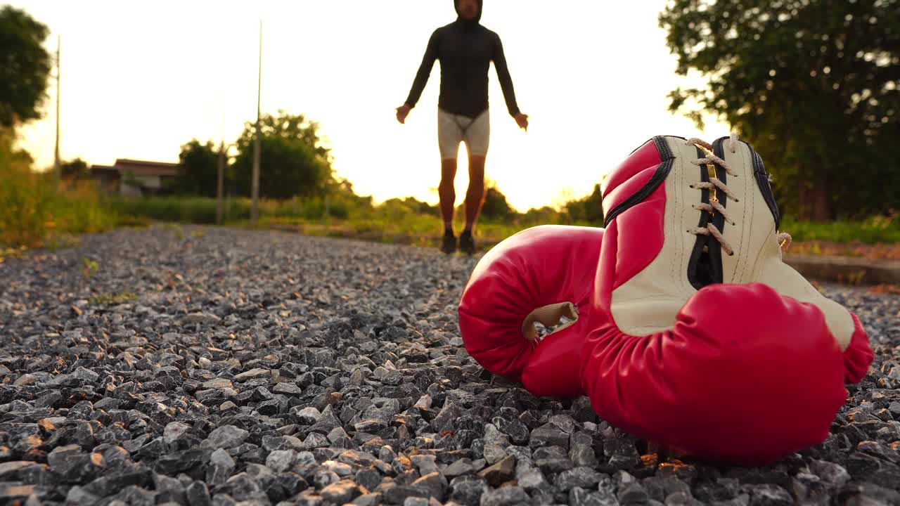 男子拳击手在户外公园的日落训练视频素材