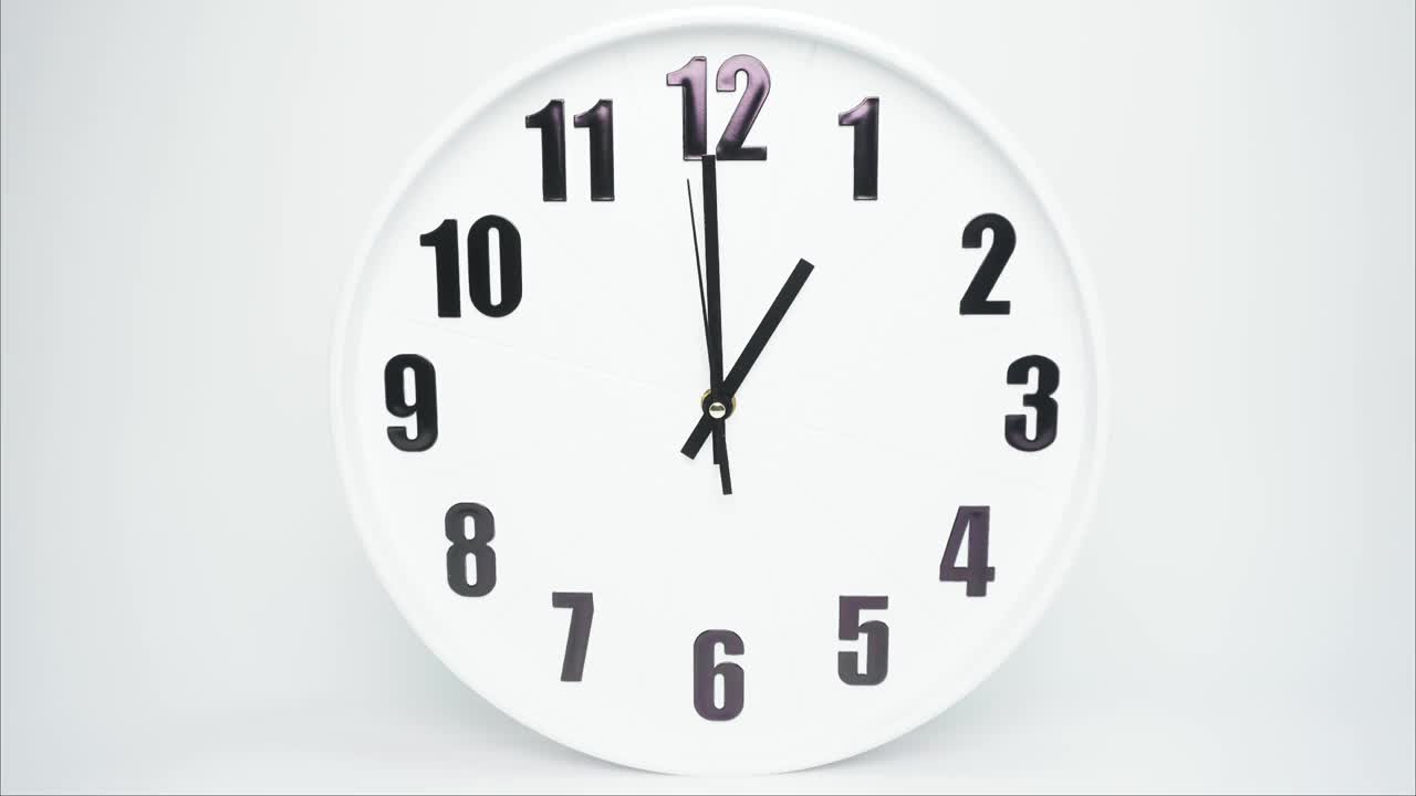 白墙时钟隔离在白色背景上Startime 01.00。视频下载