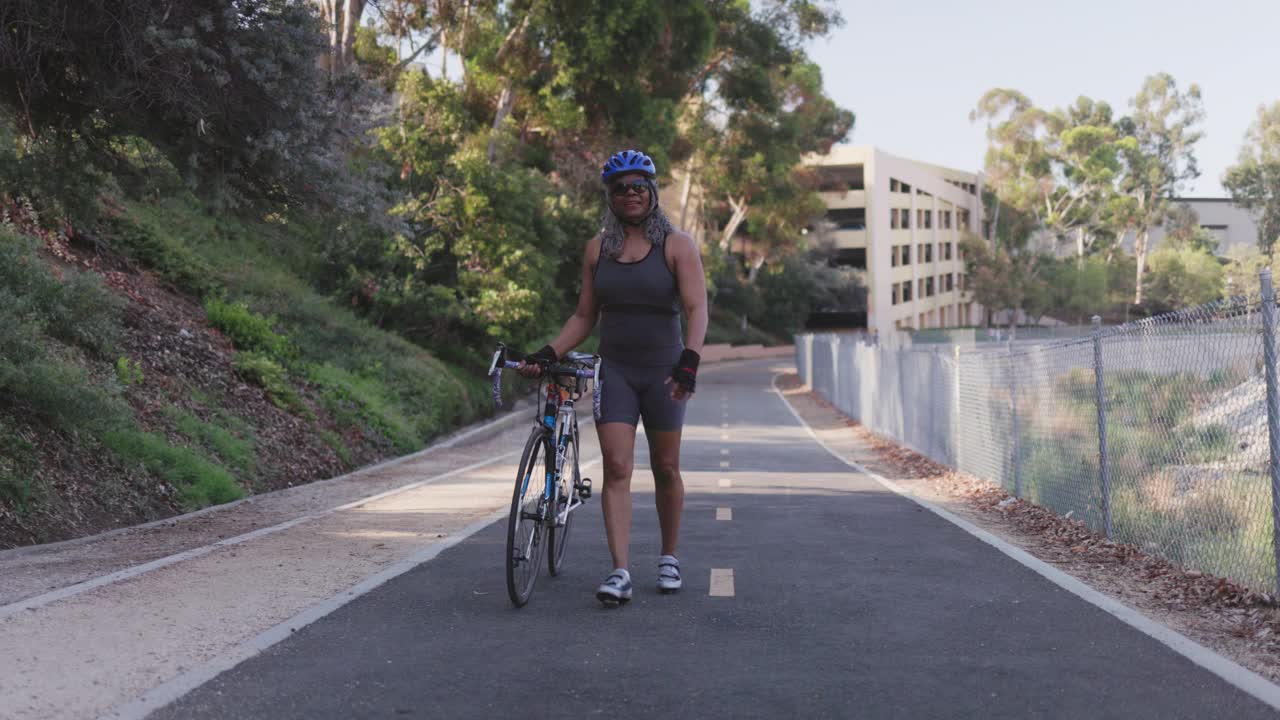 骑自行车的老年黑人妇女视频素材