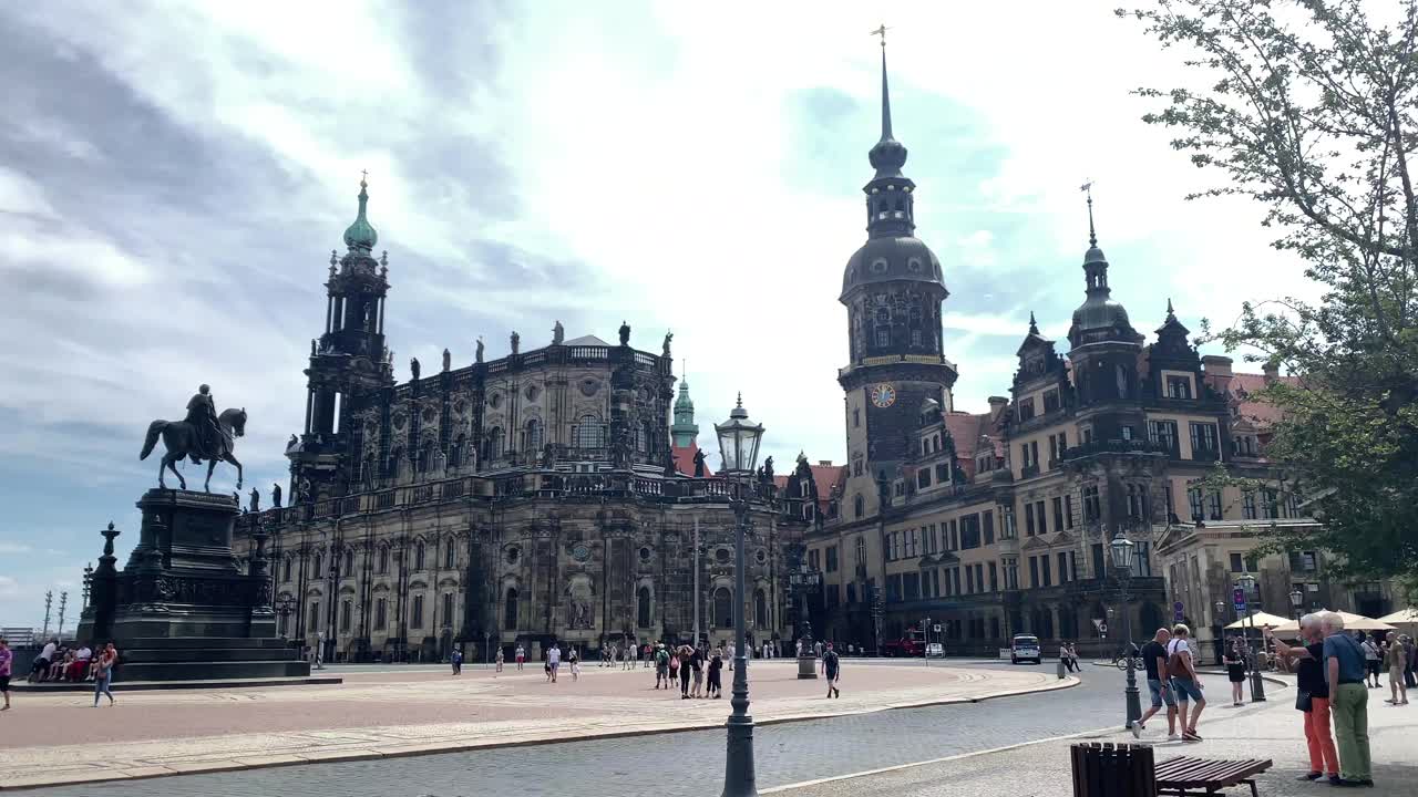 德累斯顿的剧院广场俯瞰德累斯顿大教堂视频素材